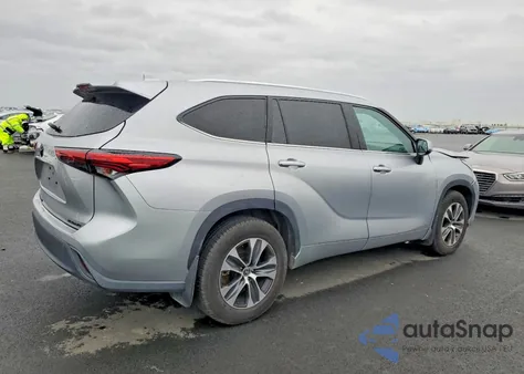 2021 Toyota Highlander Xle z USA, uszkodzony, nr VIN 5TDHZRBH2MS557236